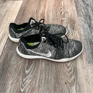 Nike Flyknit Women's Sneakers Black White Gray Size 9